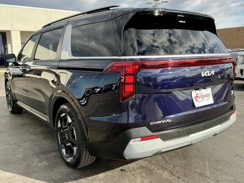 Used 2025 Kia Carnival EX image 13