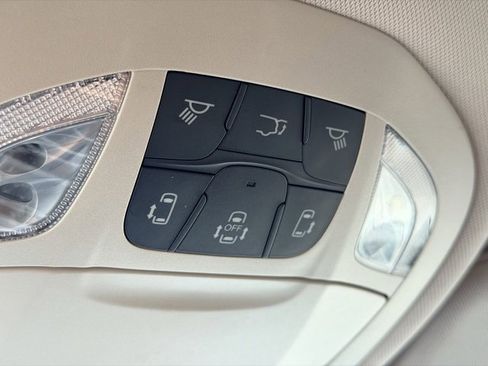 Used 2023 Chrysler Voyager LX image 17