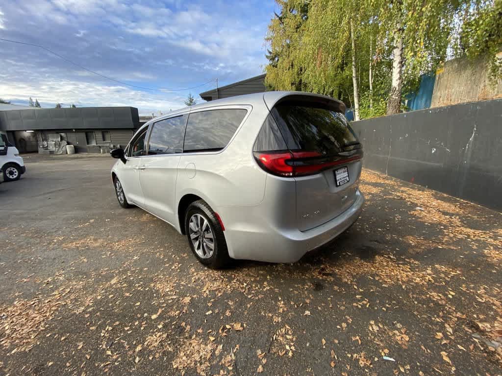 Used 2024 Chrysler Pacifica Limited FWD image 4