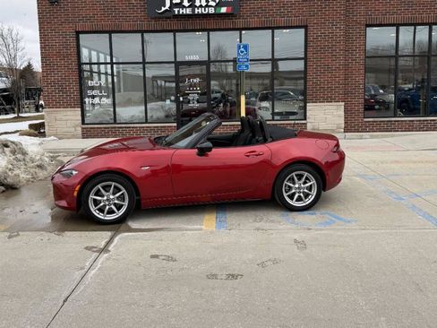 Used 2017 MAZDA MX-5 Miata Sport image 2