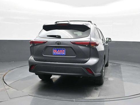 Used 2024 Toyota Highlander XLE image 9