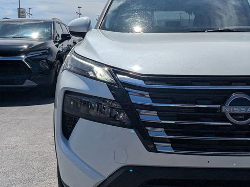 Used 2025 Nissan Rogue SV image 10