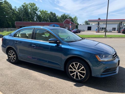 Used 2017 Volkswagen Jetta SE FWD image 3