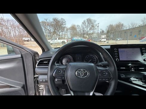 Used 2024 Toyota Camry SE image 12