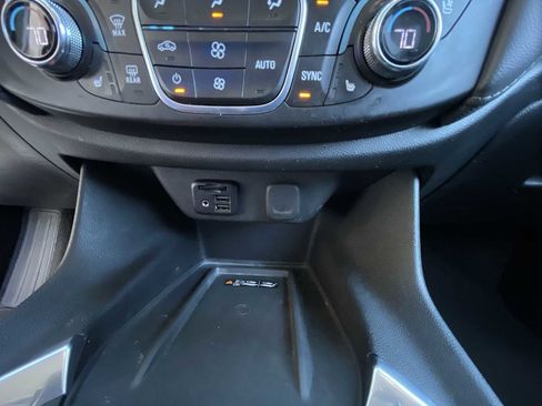 Used 2021 Chevrolet Traverse Premier image 34