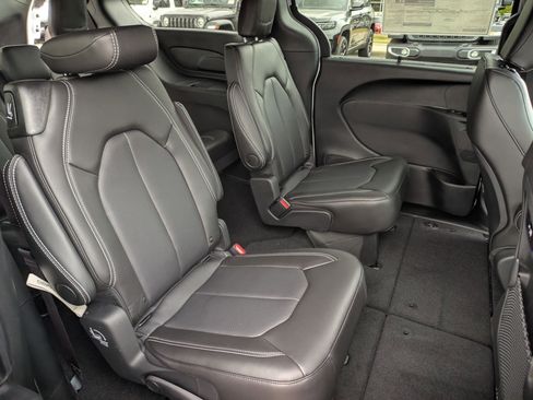 New 2026 Chrysler Pacifica Select image 21