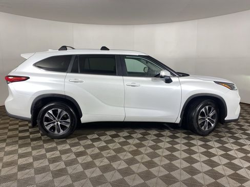 Used 2023 Toyota Highlander XLE image 10