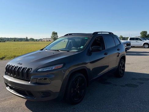 Used 2017 Jeep Cherokee Sport FWD image 3