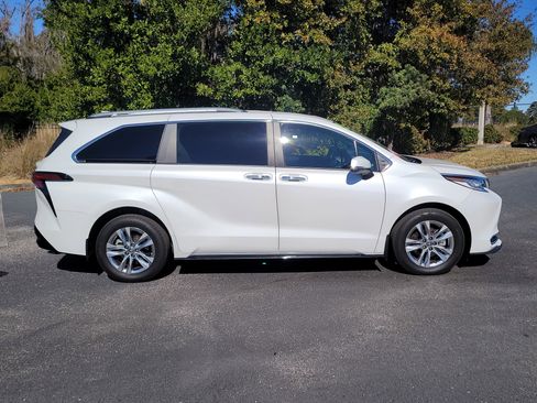 Used 2025 Toyota Sienna Limited image 8