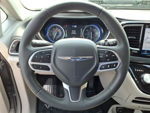Used 2024 Chrysler Pacifica Touring-L FWD image 20