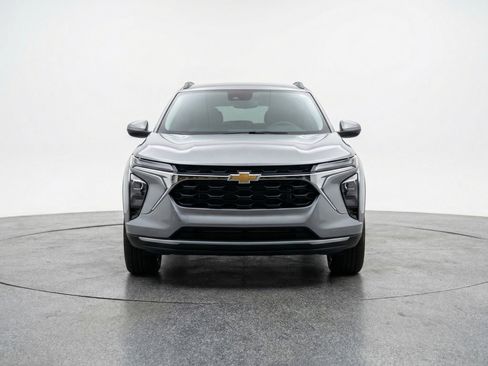 Used 2025 Chevrolet Trax LT FWD image 2