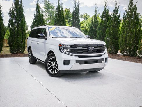 Used 2025 Ford Expedition Platinum AWD/4WD image 2