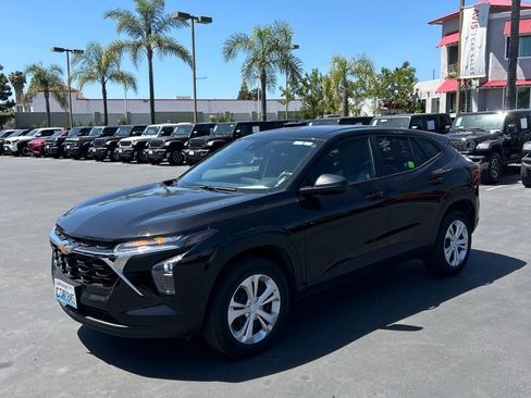 Used 2025 Chevrolet Trax LS image 1