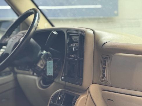 Used 2003 Chevrolet Tahoe LT image 2