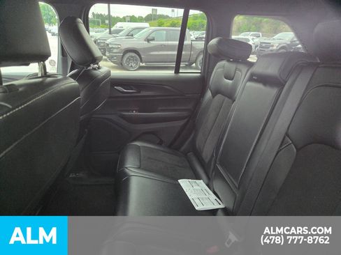 Used 2025 Jeep Grand Cherokee Altitude AWD/4WD image 6