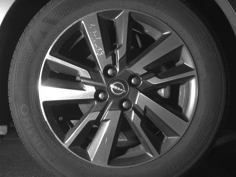 Used 2025 Nissan Versa SV FWD image 13