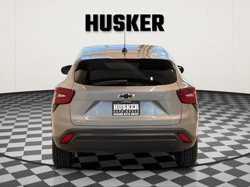 Used 2025 Chevrolet Trax LS w/ LS Convenience Package FWD image 4