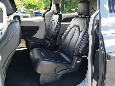 Used 2023 Chrysler Pacifica Touring-L FWD image 8