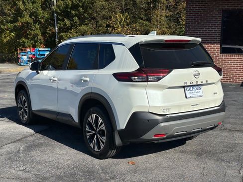 Used 2023 Nissan Rogue SV w/ SV Premium B Package image 4