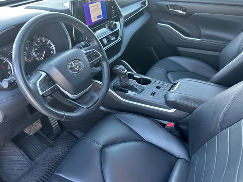 Certified 2024 Toyota Highlander XLE image 9
