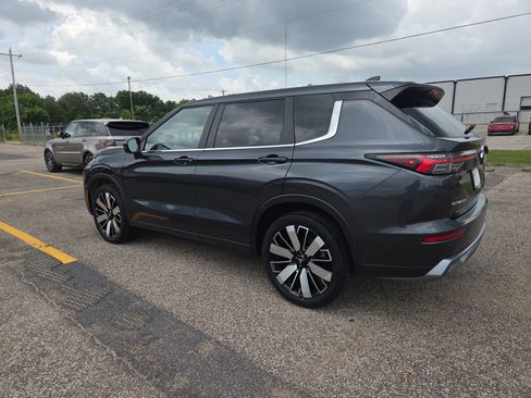 Used 2025 Mitsubishi Outlander SE AWD/4WD image 3