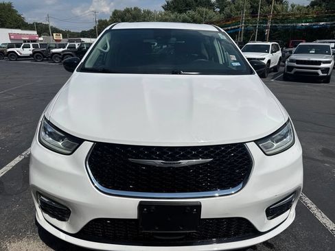 Used 2024 Chrysler Pacifica Touring-L FWD image 3