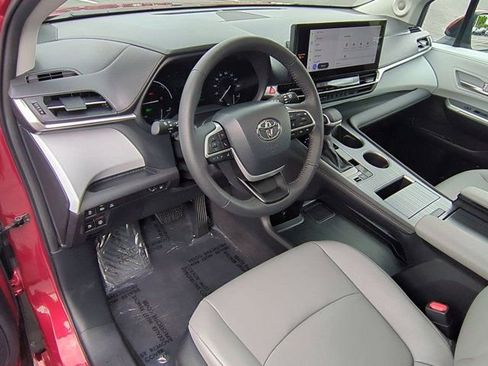 Certified 2025 Toyota Sienna XLE AWD/4WD image 9