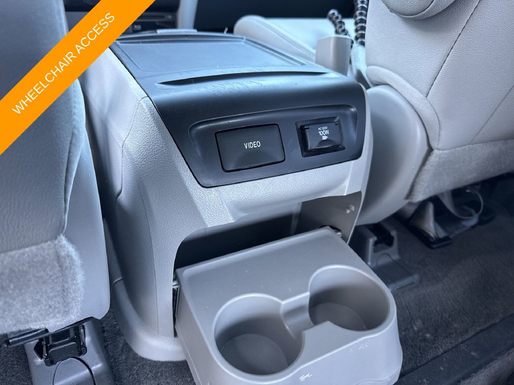 Used 2017 Toyota Sienna XLE Premium FWD image 28