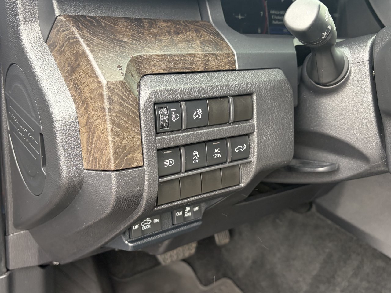 Used 2025 Toyota Tacoma Limited AWD/4WD image 27