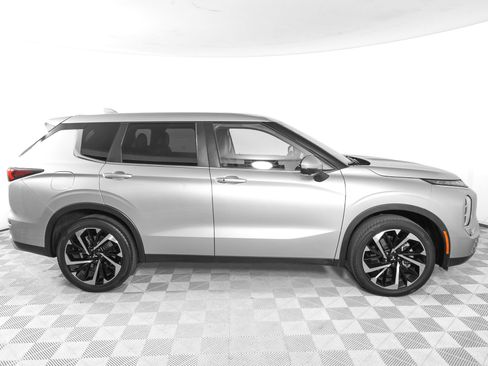 Used 2023 Mitsubishi Outlander SE FWD image 4