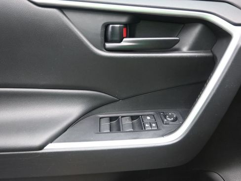 Used 2021 Toyota RAV4 LE AWD/4WD image 17