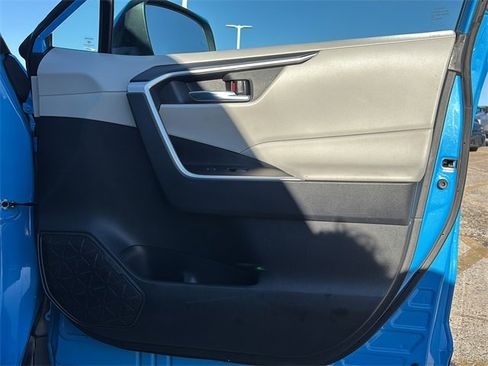 Used 2021 Toyota RAV4 XLE Premium image 10