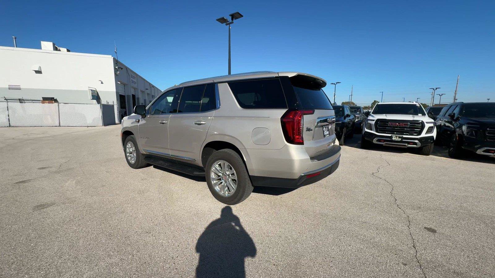 Used 2023 GMC Yukon SLT w/ SLT Luxury Package AWD/4WD image 7