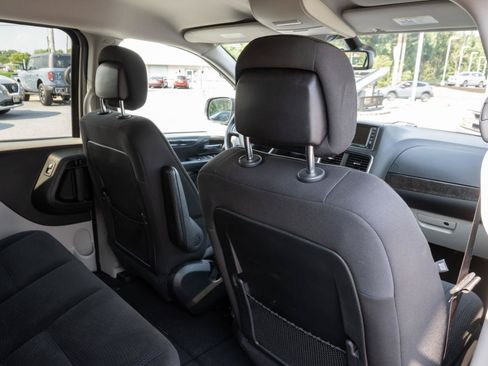 Used 2018 Dodge Grand Caravan SE w/ UConnect Hands-Free Group FWD image 28