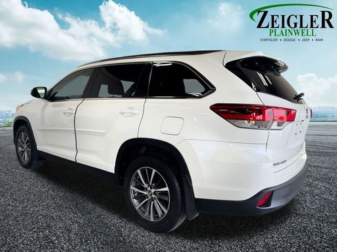 Used 2019 Toyota Highlander XLE AWD/4WD image 3