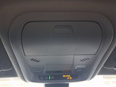 Used 2024 GMC Terrain SLE w/ Elevation Edition FWD image 8