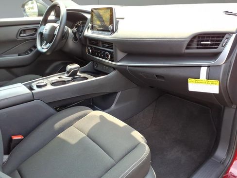 Used 2025 Nissan Rogue S image 7