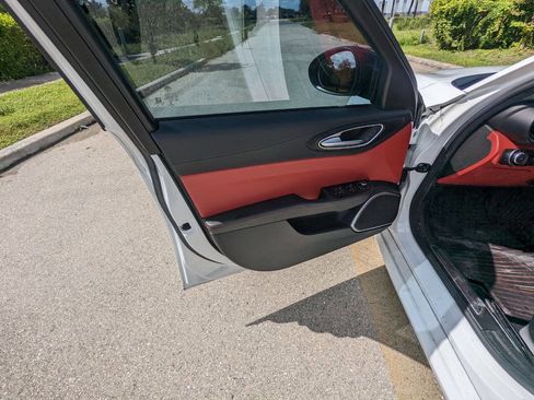 Used 2019 Alfa Romeo Giulia w/ Quick Order Package 22K Sport image 10