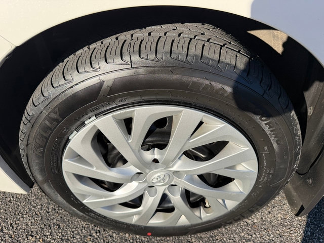 Used 2018 Toyota Corolla LE FWD image 13