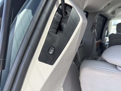 Used 2008 Chrysler Town & Country Limited w/ Trailer Tow Group FWD image 17