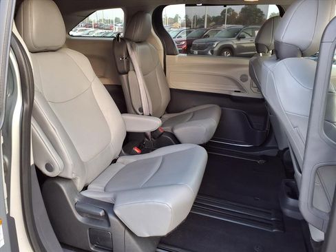 Used 2024 Toyota Sienna XLE image 20