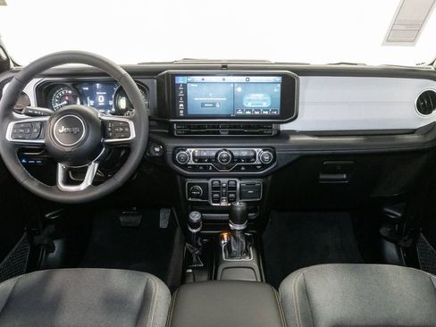 Used 2025 Jeep Wrangler Unlimited Sahara image 24