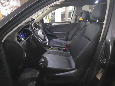 Used 2022 Volkswagen Tiguan SE w/ Panoramic Sunroof Package image 4