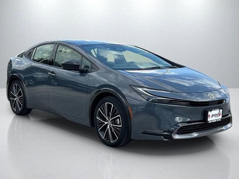 Used 2025 Toyota Prius XLE image 3