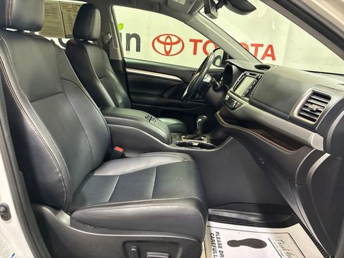 Used 2019 Toyota Highlander XLE w/ Carpet Mat Package (TMS) AWD/4WD image 12
