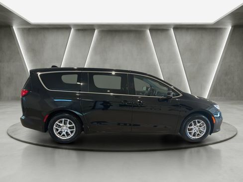 Used 2026 Chrysler Pacifica Select FWD image 5