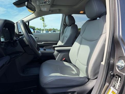 Used 2023 Toyota Sienna XLE FWD image 14