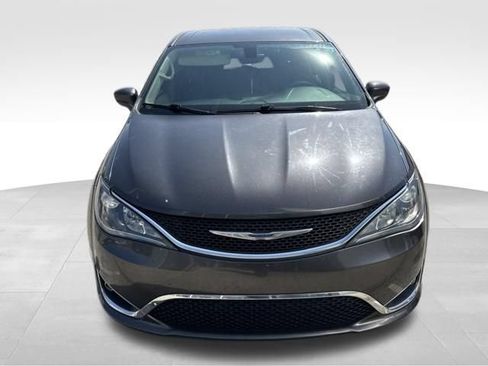 Used 2019 Chrysler Pacifica Touring Plus w/ Tire & Wheel Group FWD image 2