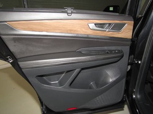 Used 2024 Volkswagen Atlas SE FWD image 14