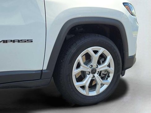 Used 2025 Jeep Compass Latitude AWD/4WD image 13